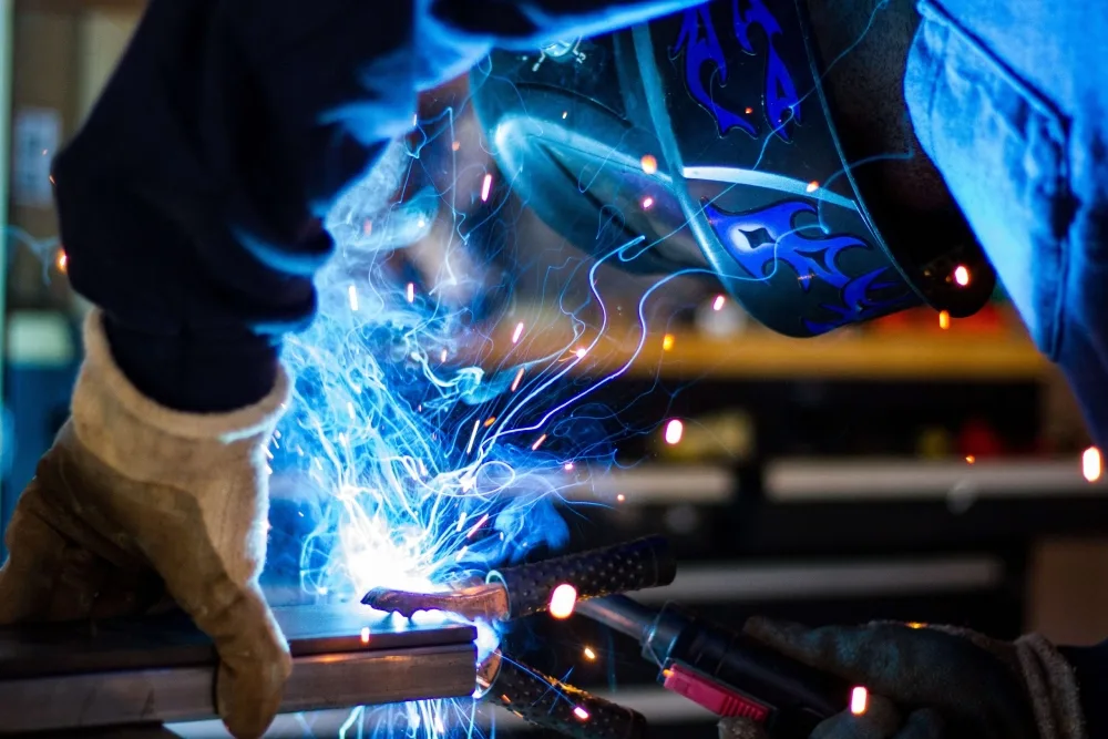 Chuẩn bị trước khi thực hiện cách hàn hộp mỏng không bị thủng